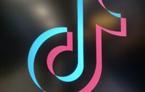 TikTok introduce o opțiune de group chat și noi funcții în mesajele private