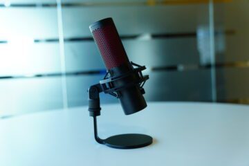 HyperX QuadCast 2 review – Microfon versatil, pentru conferințe, streaming, sau podcast-uri