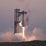 Încă o premieră SpaceX: o rachetă Super Heavy s-a întors pe platforma de lansare