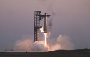 Încă o premieră SpaceX: o rachetă Super Heavy s-a întors pe platforma de lansare