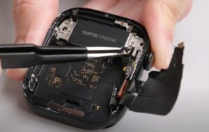 Cât de „ușor” se repară Apple Watch Series 10 și de ce ar trebui să te rogi să nu îl strici